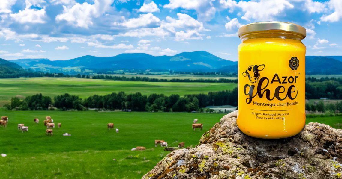 Visuel du pot Azor Ghee 470g posé sur un rocher, arrière plan d'une prairie verte