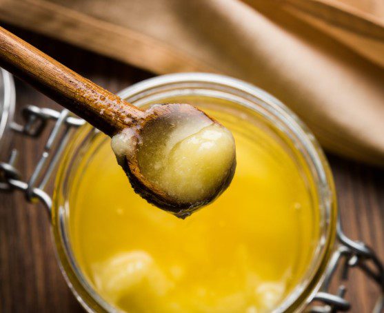 Cuillère d'Azor ghee- plan rapproché