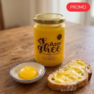 Pot d'Azor Ghee, beurre clarifié artisanal, présenté avec une tranche de pain tartinée de ghee et un bol de beurre clarifié sur une table en bois.
