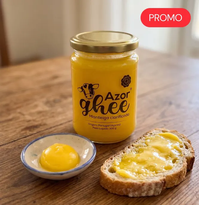 Pot d'Azor Ghee, beurre clarifié artisanal, présenté avec une tranche de pain tartinée de ghee et un bol de beurre clarifié sur une table en bois.