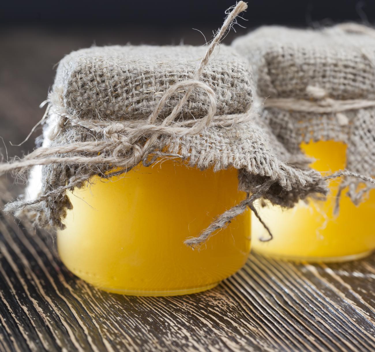 Ghee dans un bocal en verre, couvert de tissu jute